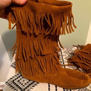 Minnetonka fringe boots sz 10